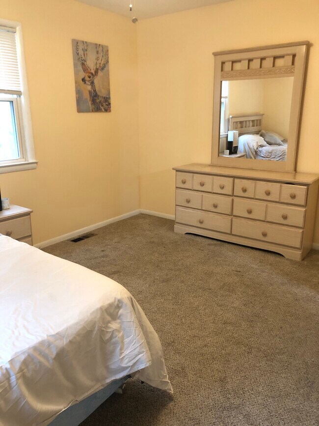 FURNISHED BEDROOM - 5112 Hollywood Rd