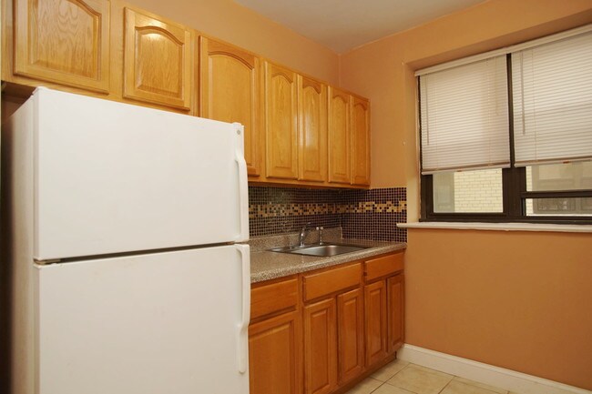 Foto del edificio - 529 E 235th St