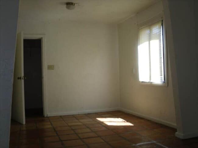 Building Photo - 504 W Brown St