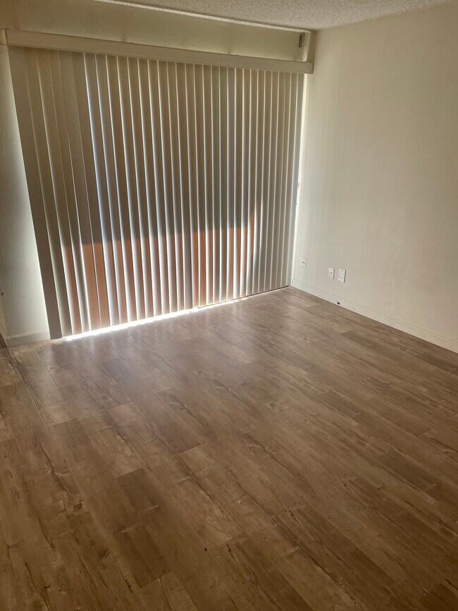 Foto del edificio - 6767 Hayvenhurst Ave
