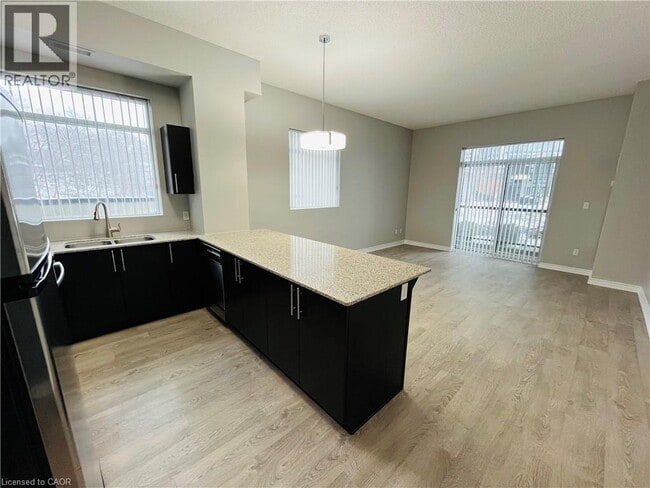 Photo du bâtiment - 170 Water St N