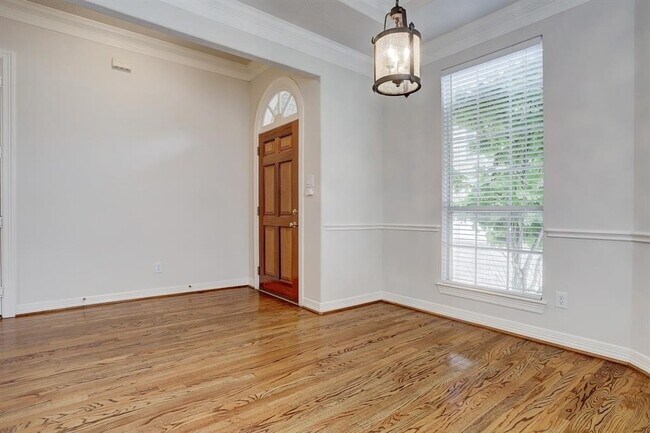 Building Photo - 2822 Briarhurst Park