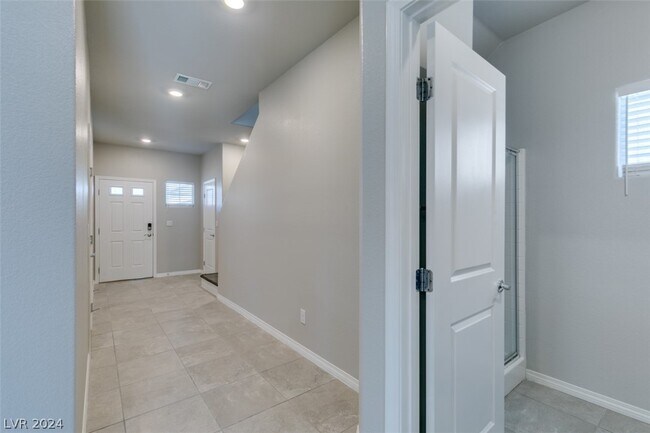 Building Photo - 945 Willow Berry Ave
