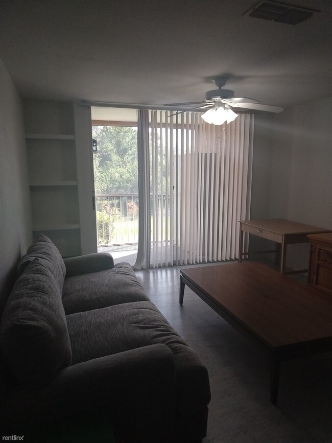 Foto del edificio - 8813 Latrec Ave