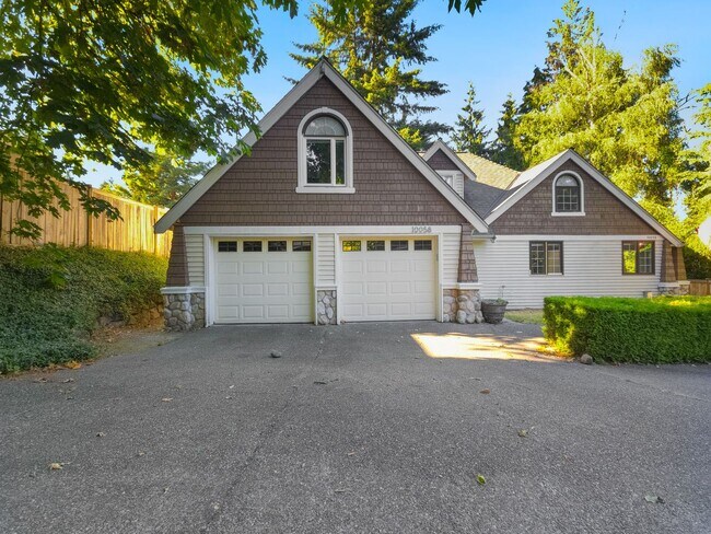 Building Photo - Stunning 4-Bedroom Home with Luxurious Mas...