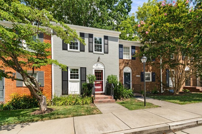Building Photo - This home offers the ideal blend of comfor...
