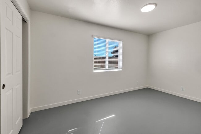 Building Photo - 1340 W Mariposa Ave