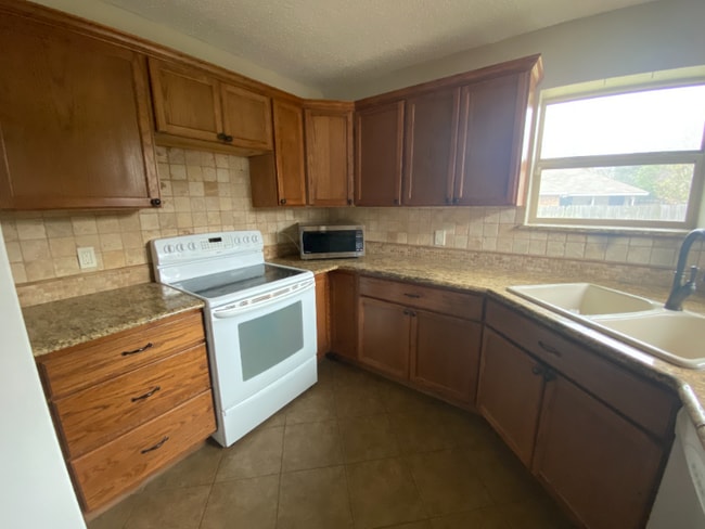 Building Photo - 1925 Willow Vale Dr