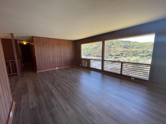 Building Photo - Large Moanalua Valley House - 3 bedroom, 2...