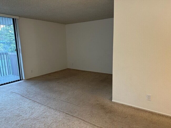 Building Photo - EPIC REA– Great Studio Condo at Shelter Cr...