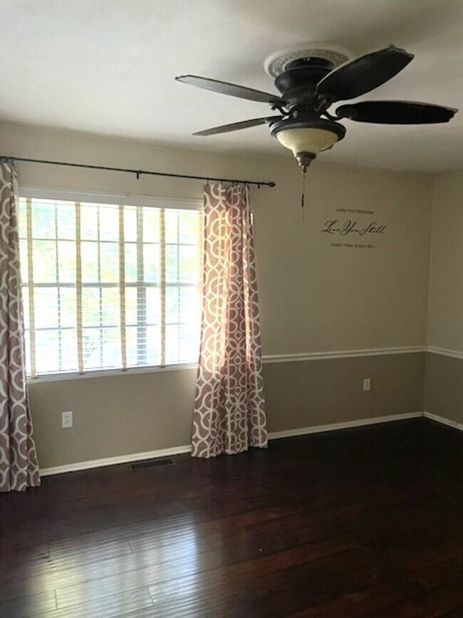 Building Photo - Three bedroom One Half Bath Located in Hur...