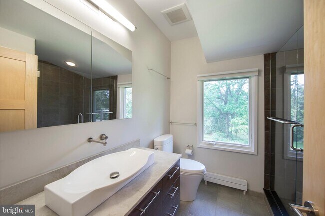 Foto del edificio - 1318 N Spring Mill Rd