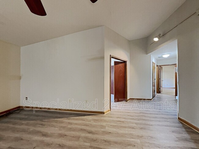 Building Photo - 5771 Glenn Hollow Ln