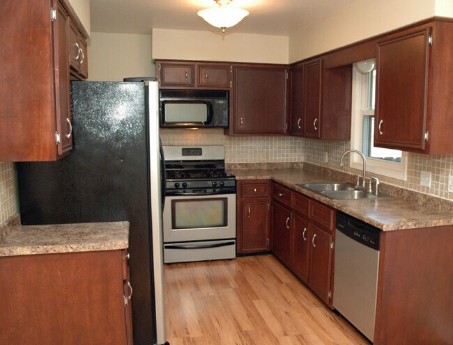 Building Photo - Kellogsville 3 Bed, 2 Bath Home, 2 Stall G...