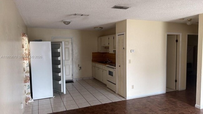 Building Photo - 421 Las Palmas Cir