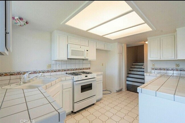 Building Photo - Available December 1st, 2024!! 3 BED 3 BAT...