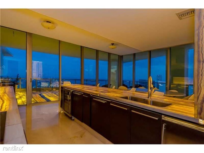 Building Photo - 900 Biscayne Blvd