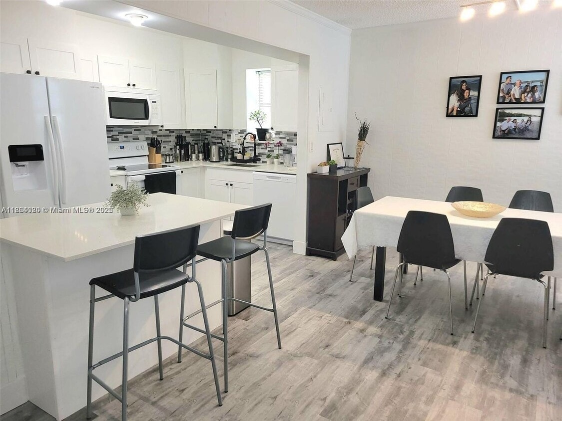 Foto principal - 20350 W Country Club Dr