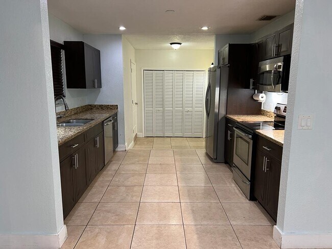 Foto del edificio - 6870 SW 5th Ct