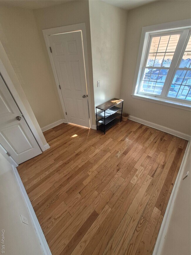 Foto del edificio - 923 E 227th St