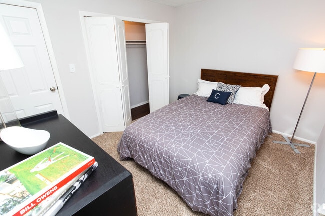 2BR, 1BA - 950 SF - Bedroom - Lexington Square