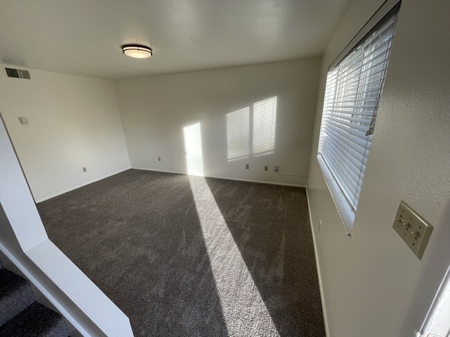 Building Photo - 25 E 960 S