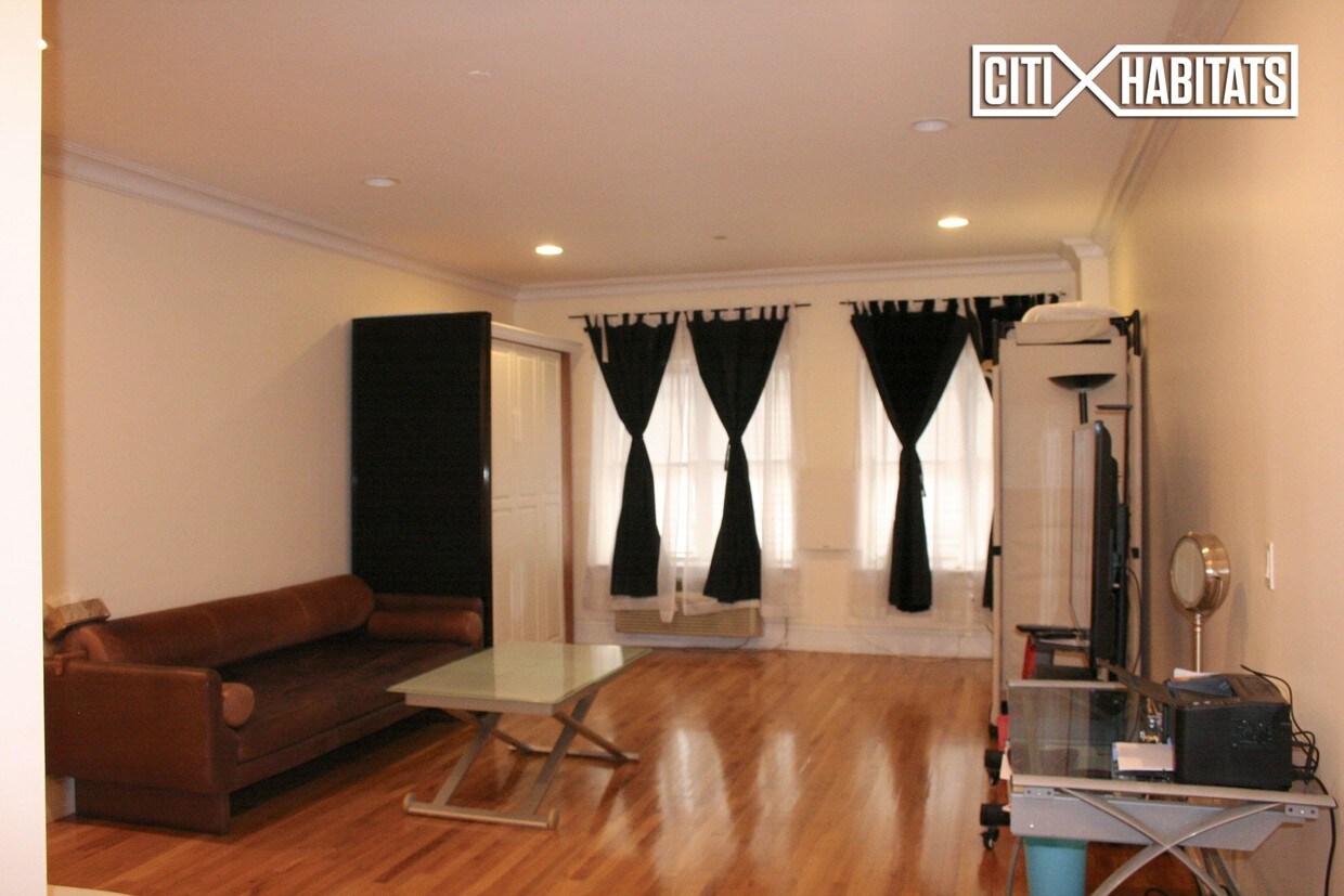 Primary Photo - 261 W 112th St
