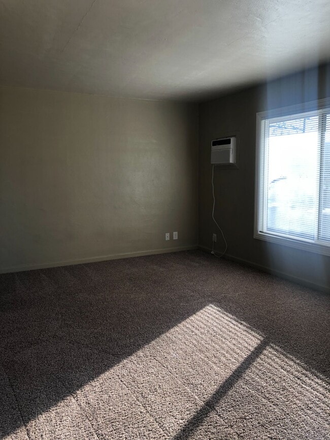 Building Photo - 684 W Olive Ave