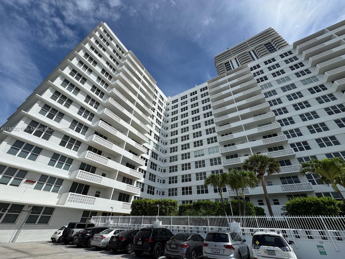 Primary Photo - 4747 Collins Ave