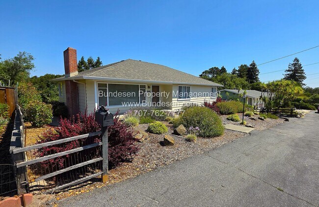Foto del edificio - Spacious West Side Petaluma Home for Rent