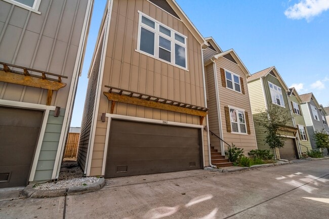 Building Photo - 3362 Pinemont Dr