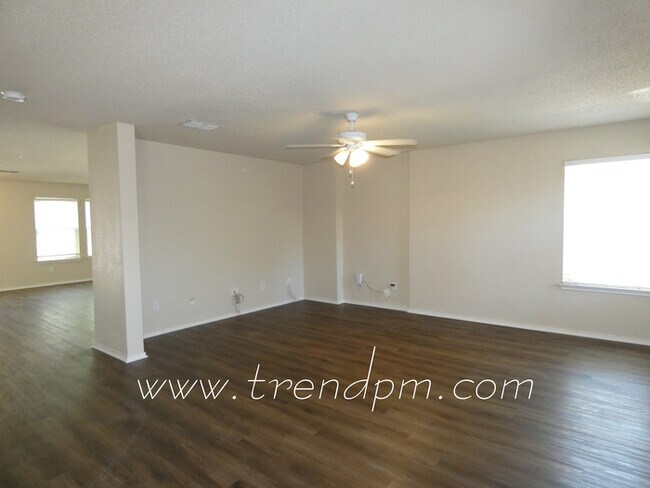 Building Photo - $500 off first month's rent on 12 month le...