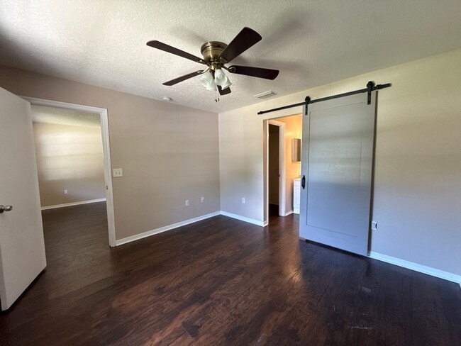 Foto del edificio - Section 8 Accepted on This home! TEMPROARY...