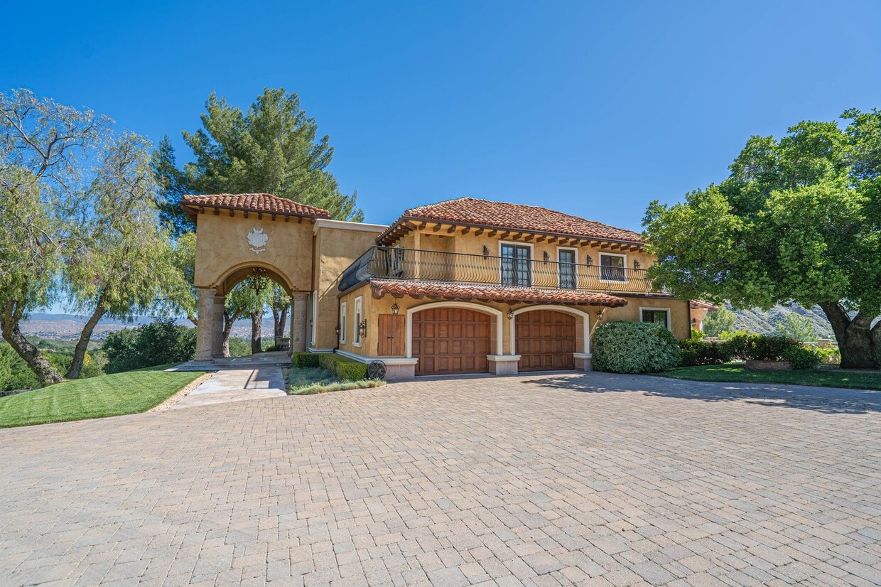 Primary Photo - Private 5 Bedroom Estate for Rent in Santa...
