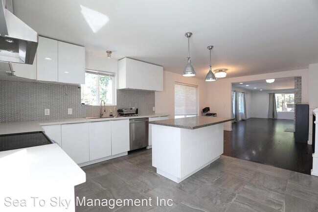 Building Photo - 3 br, 2.5 bath House - 11805 SE May Creek ...