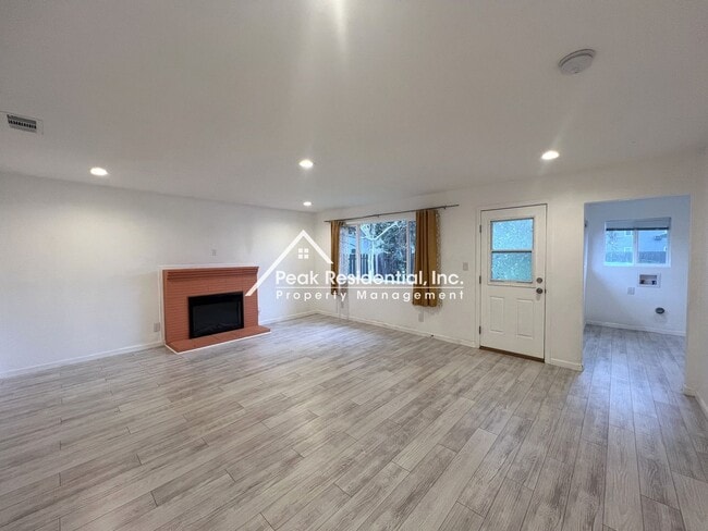 Building Photo - Updated 3bd/2ba Sacramento House