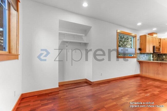Building Photo - Unit A