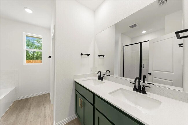 Foto del edificio - 2121 Williams Rd
