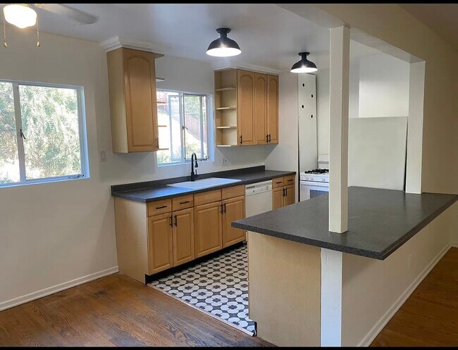 Foto del edificio - 730 Silver Lake Blvd