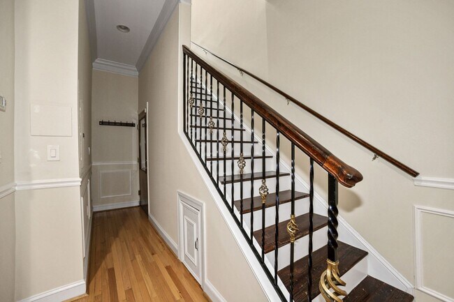 Foto del edificio - 3 Story Condo w/ Loft in Bloomingdale NW!!...