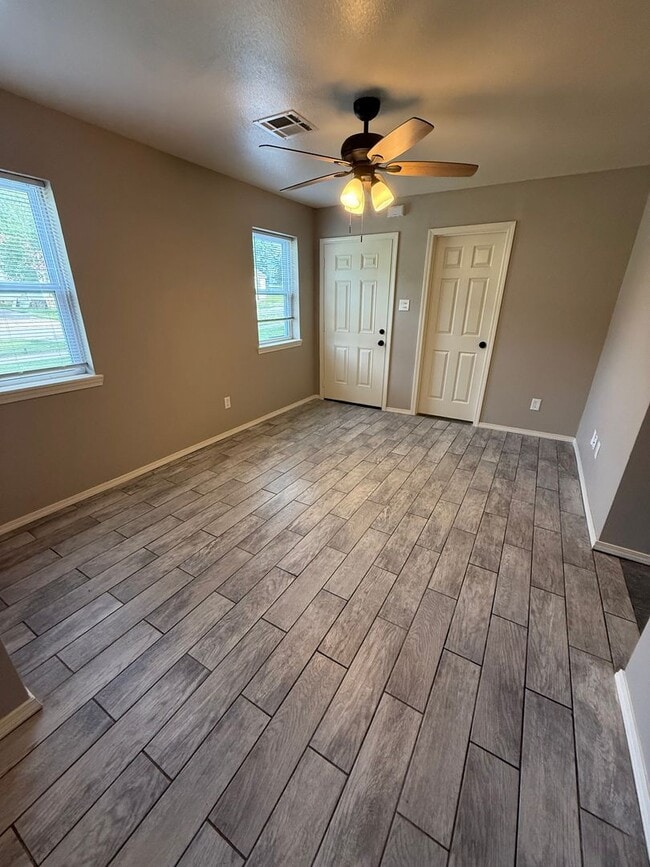 Building Photo - 3 Bed 1 Bath House.  Yard Care Included.