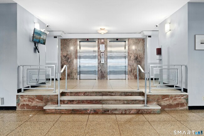 Foto del edificio - 71 Strawberry Hill Ave