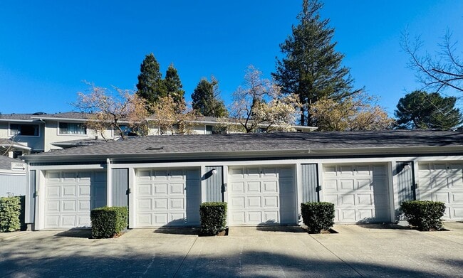 Building Photo - 2600 Oak Rd