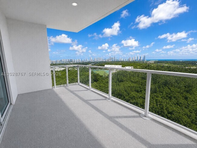 Foto del edificio - 14951 Royal Oaks Ln