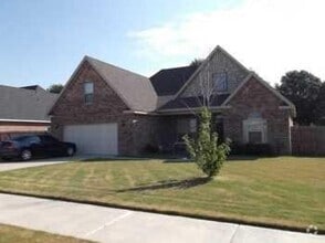 Building Photo - 905 SW Wallstone Rd