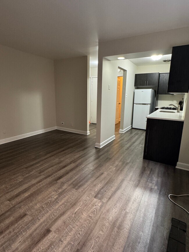 Foto del edificio - 5909 N Kenmore Ave