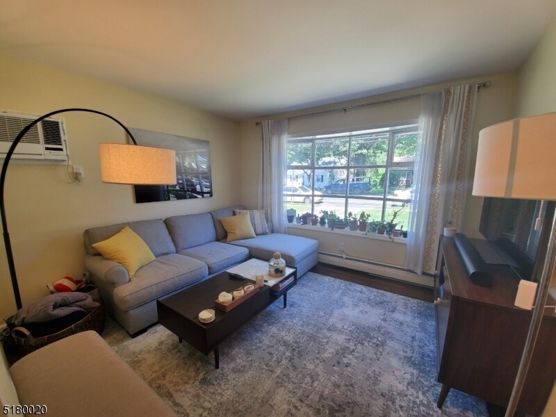 Foto principal - 556 Broughton Ave