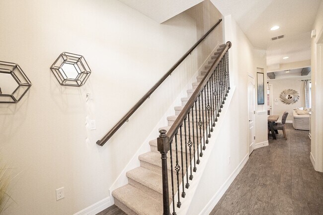 Foto del edificio - 3/2.5 Beautiful Model Townhome with Screened Courtyard & 2 Car Garage