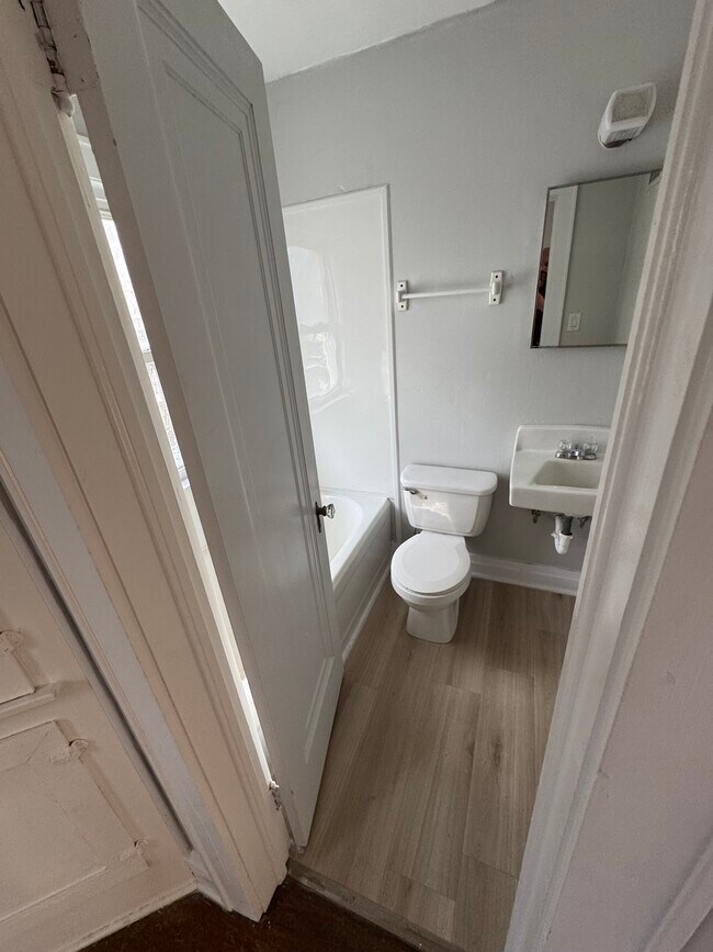 Foto del edificio - 110 1/2 Main St