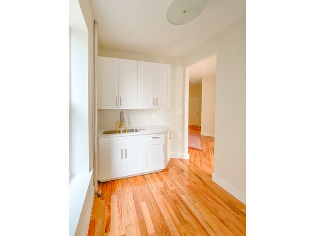Building Photo - 526 Dahill Rd